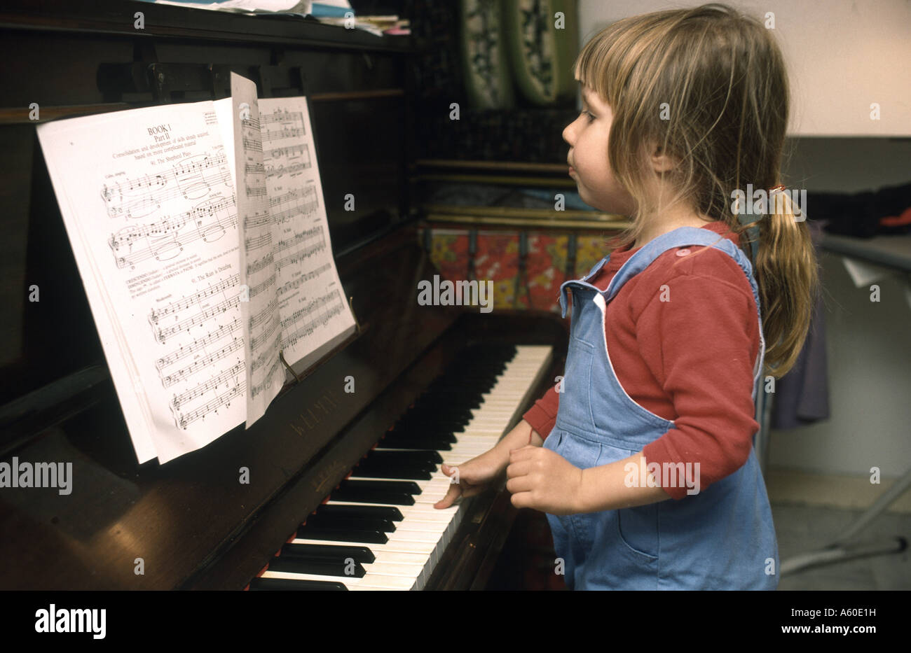 4 anno vecchia ragazza suonare il pianoforte Foto Stock