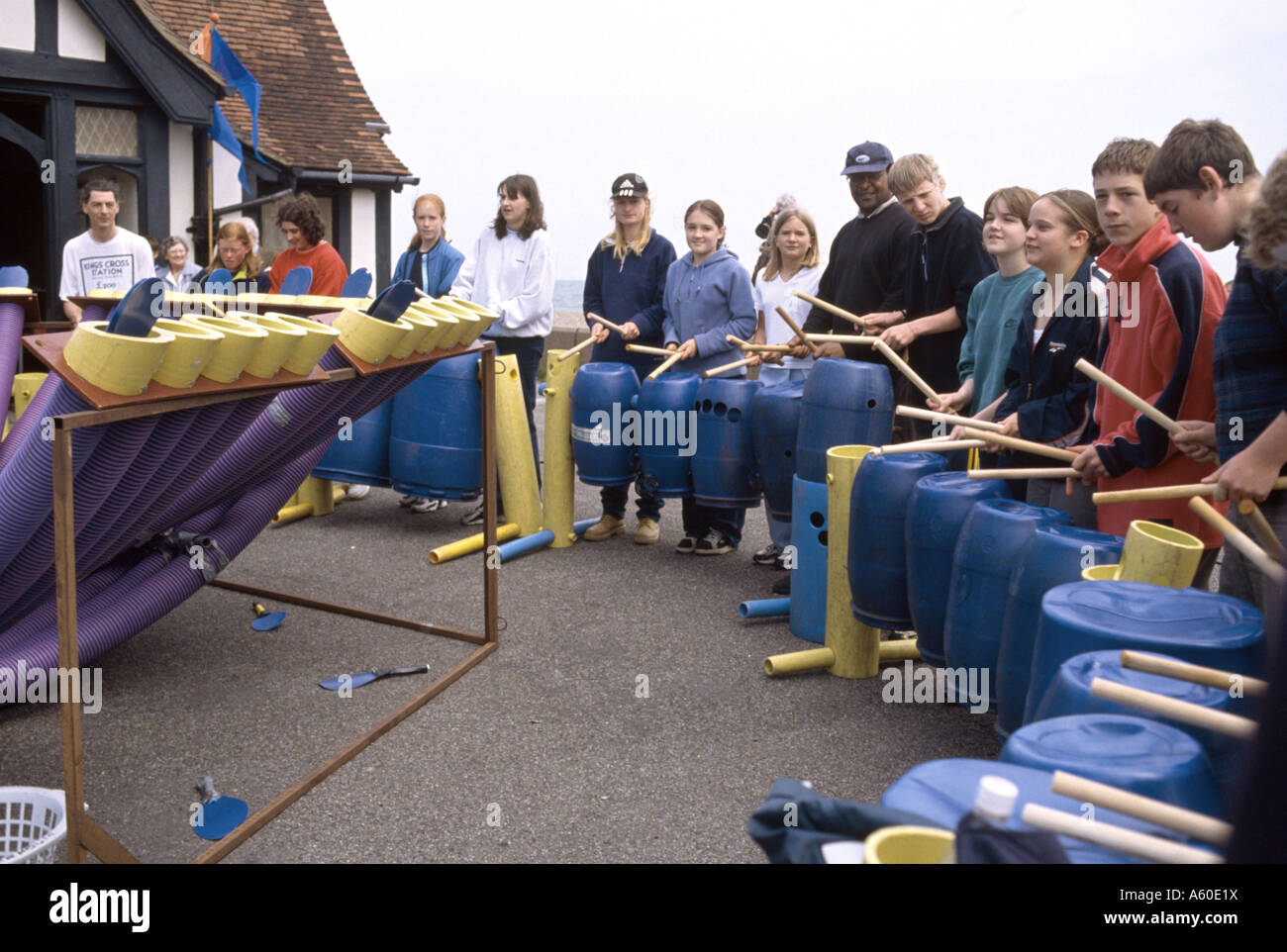 Gli adolescenti drumming all'aperto Foto Stock