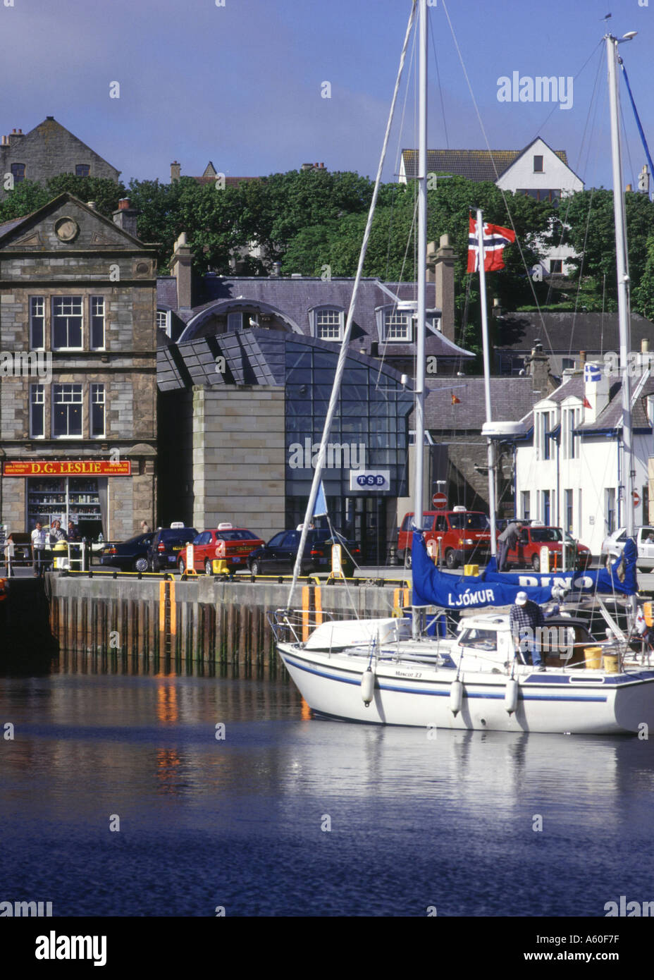 Dh Lerwick harbour LERWICK SHETLAND yacht norvegese in banchina Foto Stock