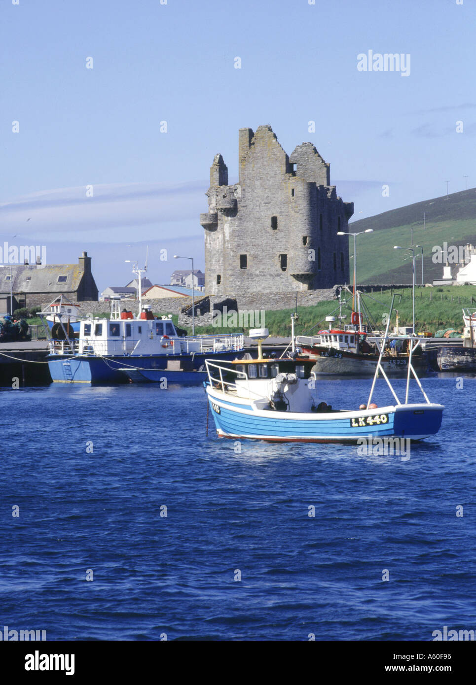 Dh Scalloway Castle CESENATICO barche da pesca e il castello di Scalloway barca castelli island harbour Scozia Scotland Foto Stock
