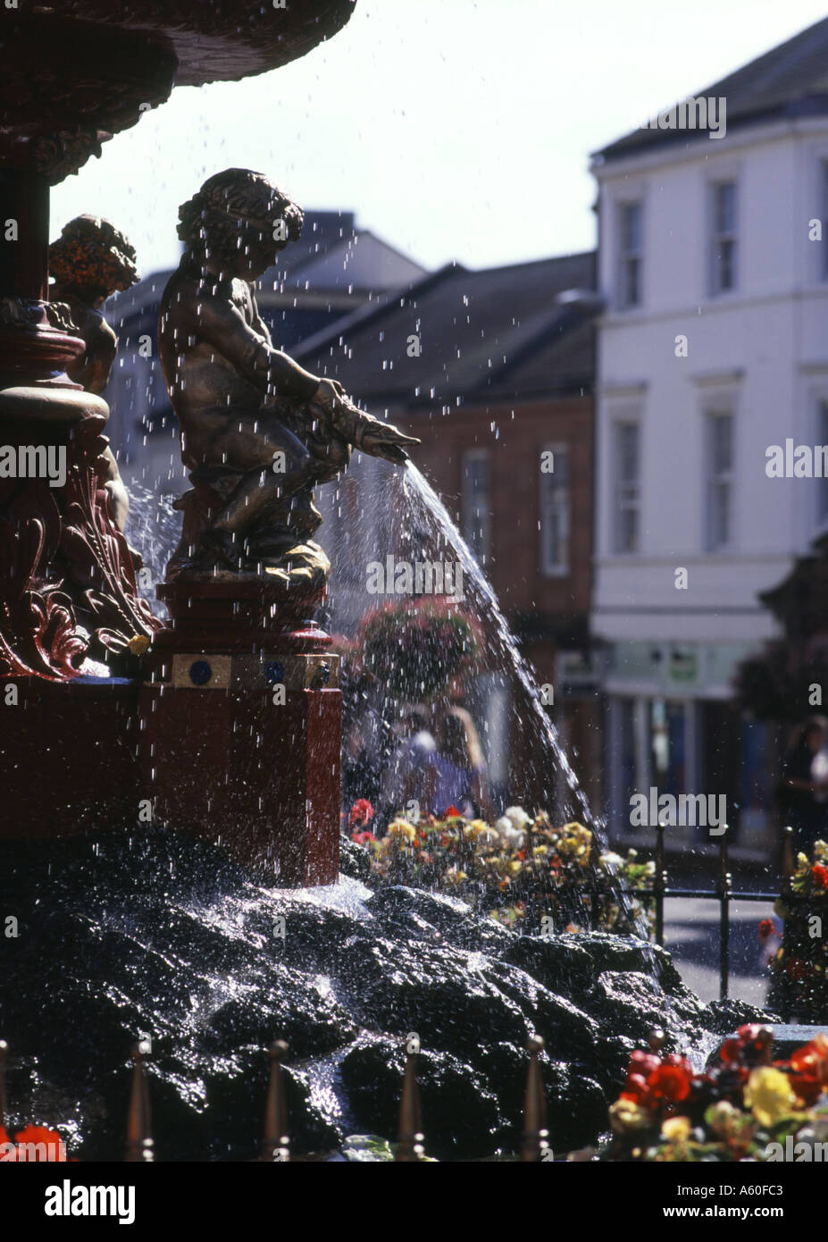 dh DUMFRIES GALLOWAY Fountain strada principale centro commerciale acqua potabile cherubino statua scozia Foto Stock