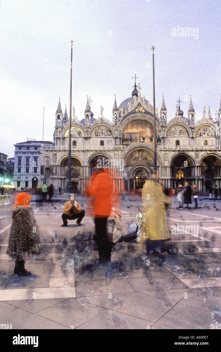 Venezia Italia, Place St Mark 'San Marco' con famiglia turistico alimentare Piccioni in inverno il Natale Foto Stock