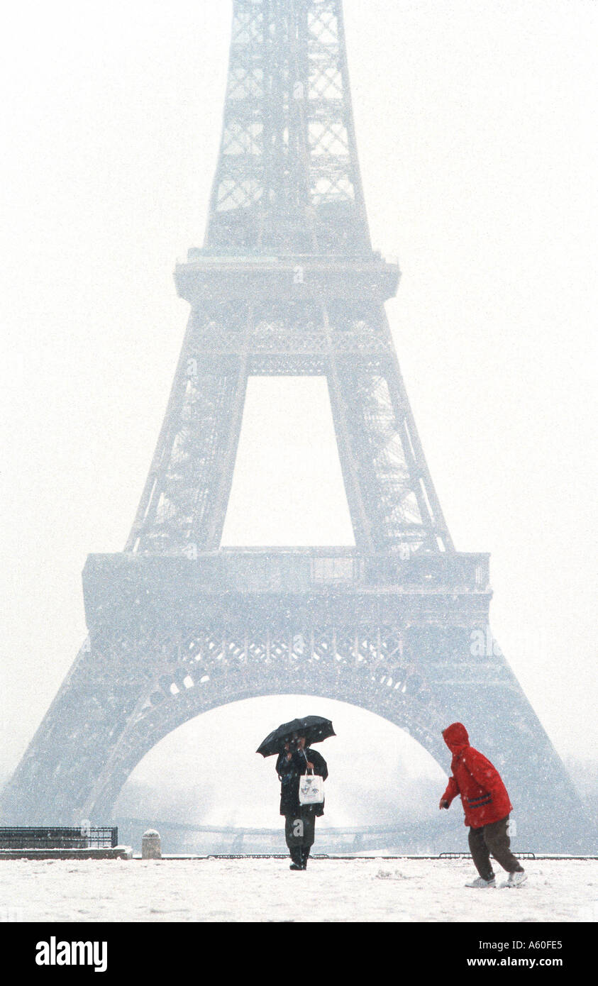 Turisti che passeggiano in inverno, PARIGI Francia, "Torre Eiffel" Vista dal Trocadero Plaza per due persone nella tempesta di neve - bambini - tempo freddo Foto Stock