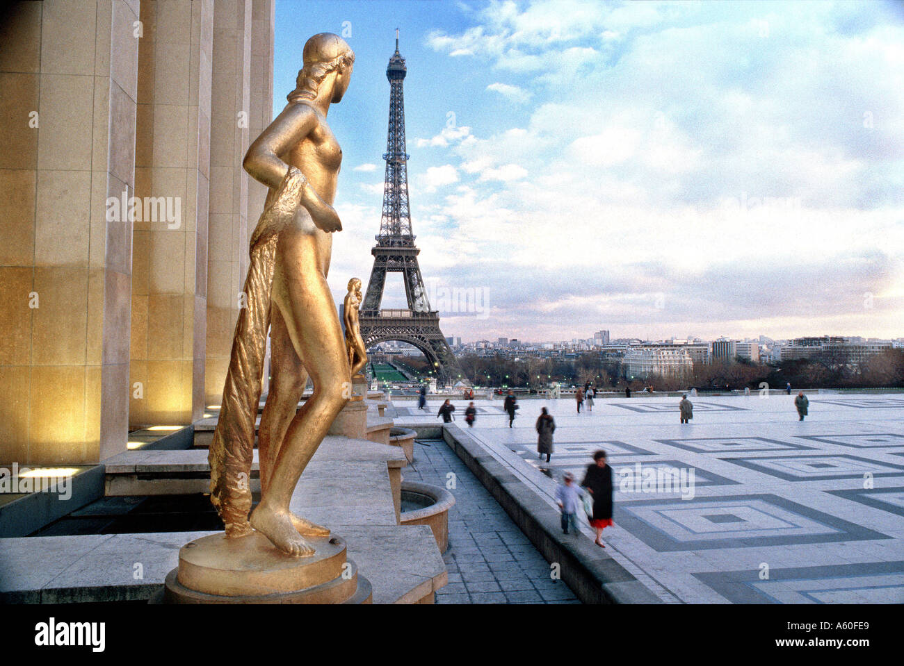 Parigi Francia, Torre Eiffel dal Trocadero con la scultura al crepuscolo e persone in visita a Plaza, scultura figura femminile Foto Stock
