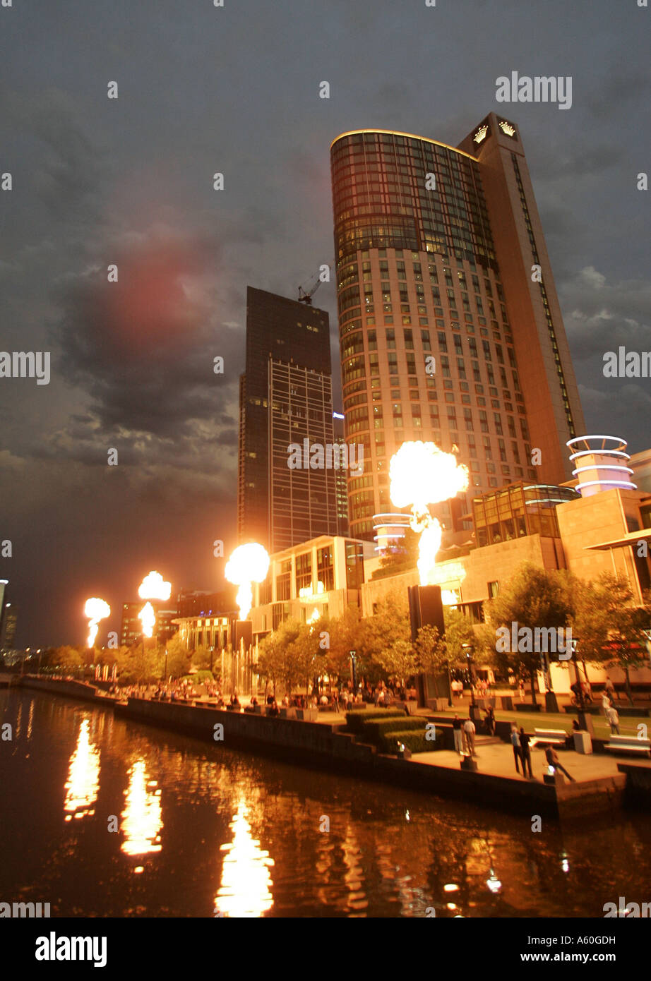 Intossicare le fiamme illuminano davanti alla Crown Towers Hotel e complesso di casino a Melbourne, Australia. Foto Stock