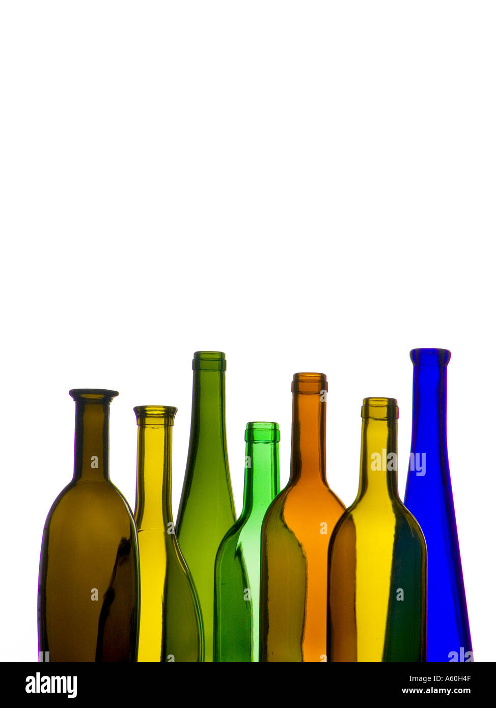 BOTTIGLIE DI VINO bottiglie di vino vuote bottiglie di vetro su sfondo bianco formato verticale Foto Stock