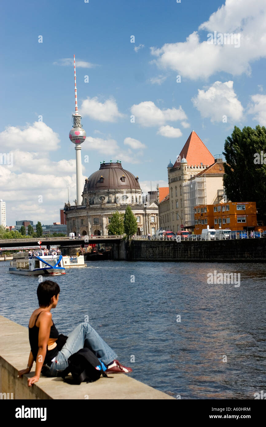 Rilassante sul fiume Spree Berlino Germania Foto Stock
