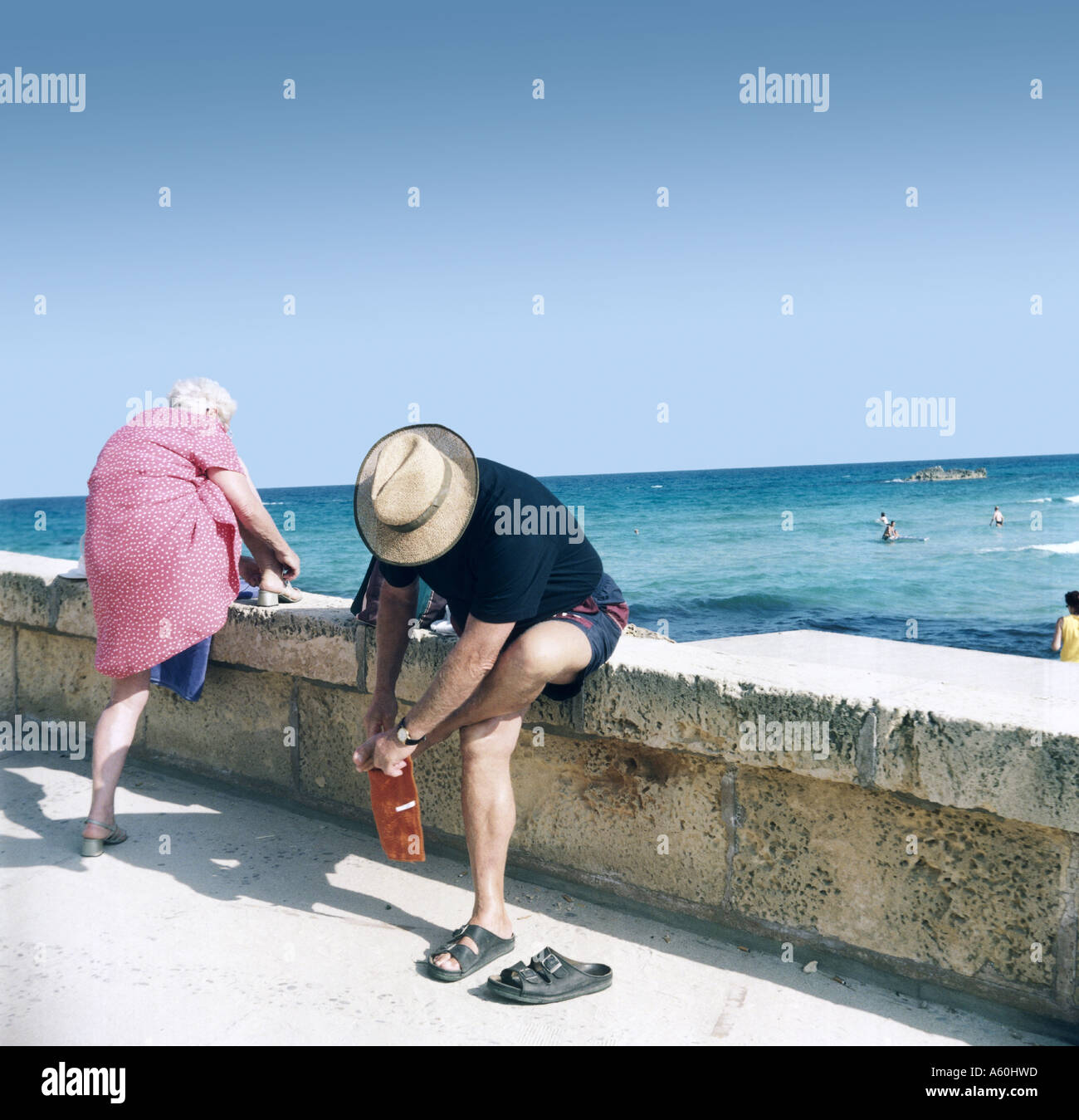 Giovane vestirsi vestiti sul muro di pietra Foto Stock