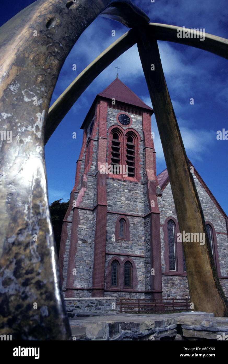 Un arco fatto dalle ossa di una balena blu adornano l'ingresso alla Cattedrale della Chiesa di Cristo a Port Stanley, designata città nel maggio 2022. Foto Stock
