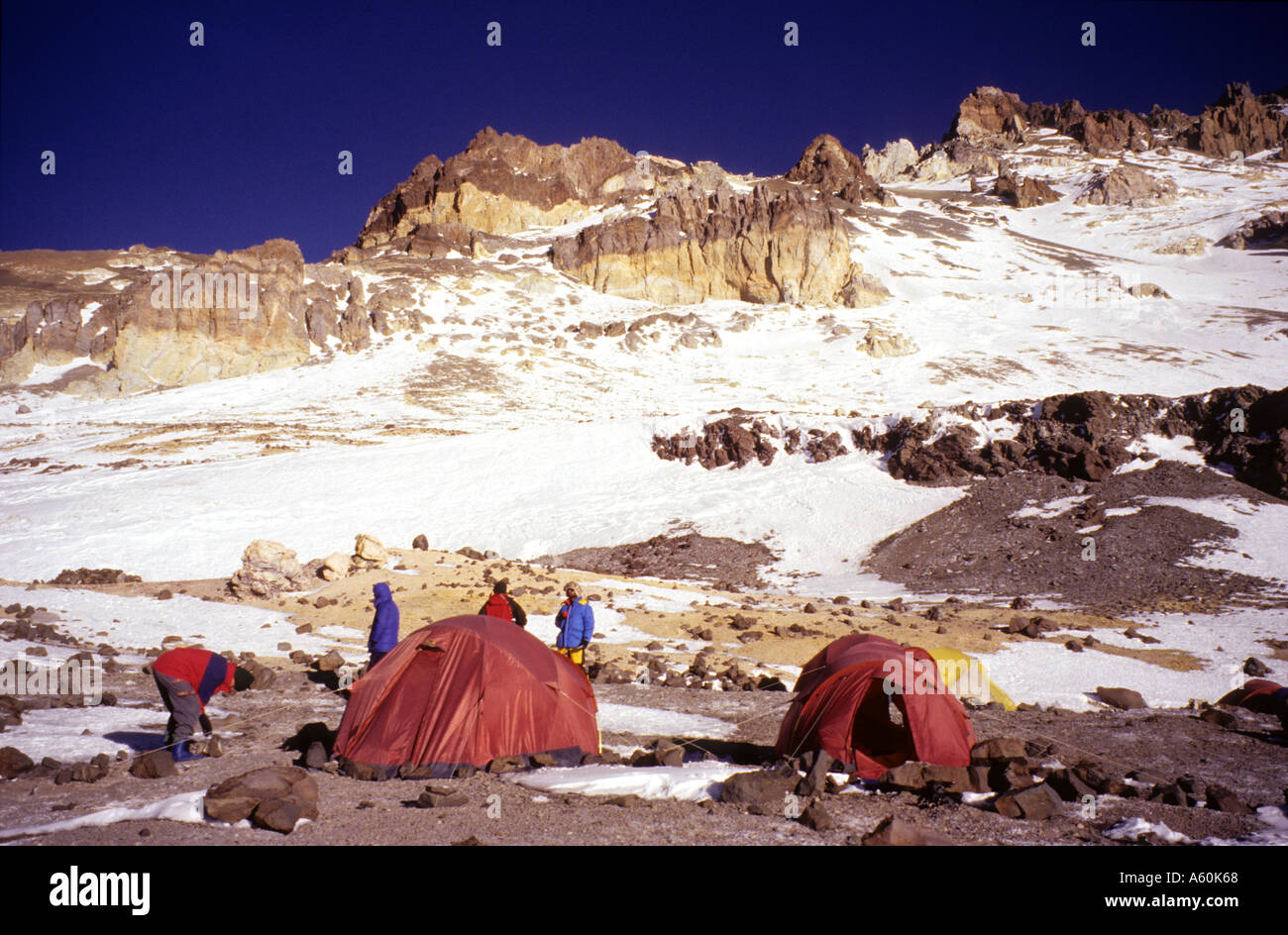 Nido de Condores a 5570 metri è il campo a metà strada per il Monte Aconcagua, la montagna più alta del mondo al di fuori dell'Himalaya Foto Stock
