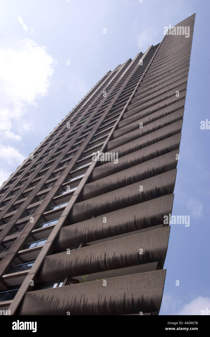 Blocco a torre centro Barbican Center central London Foto Stock