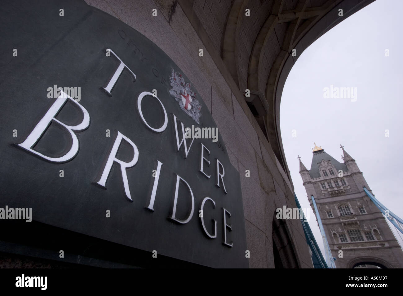 Il Tower Bridge Street firmare con il Tower Bridge di Londra in background Foto Stock