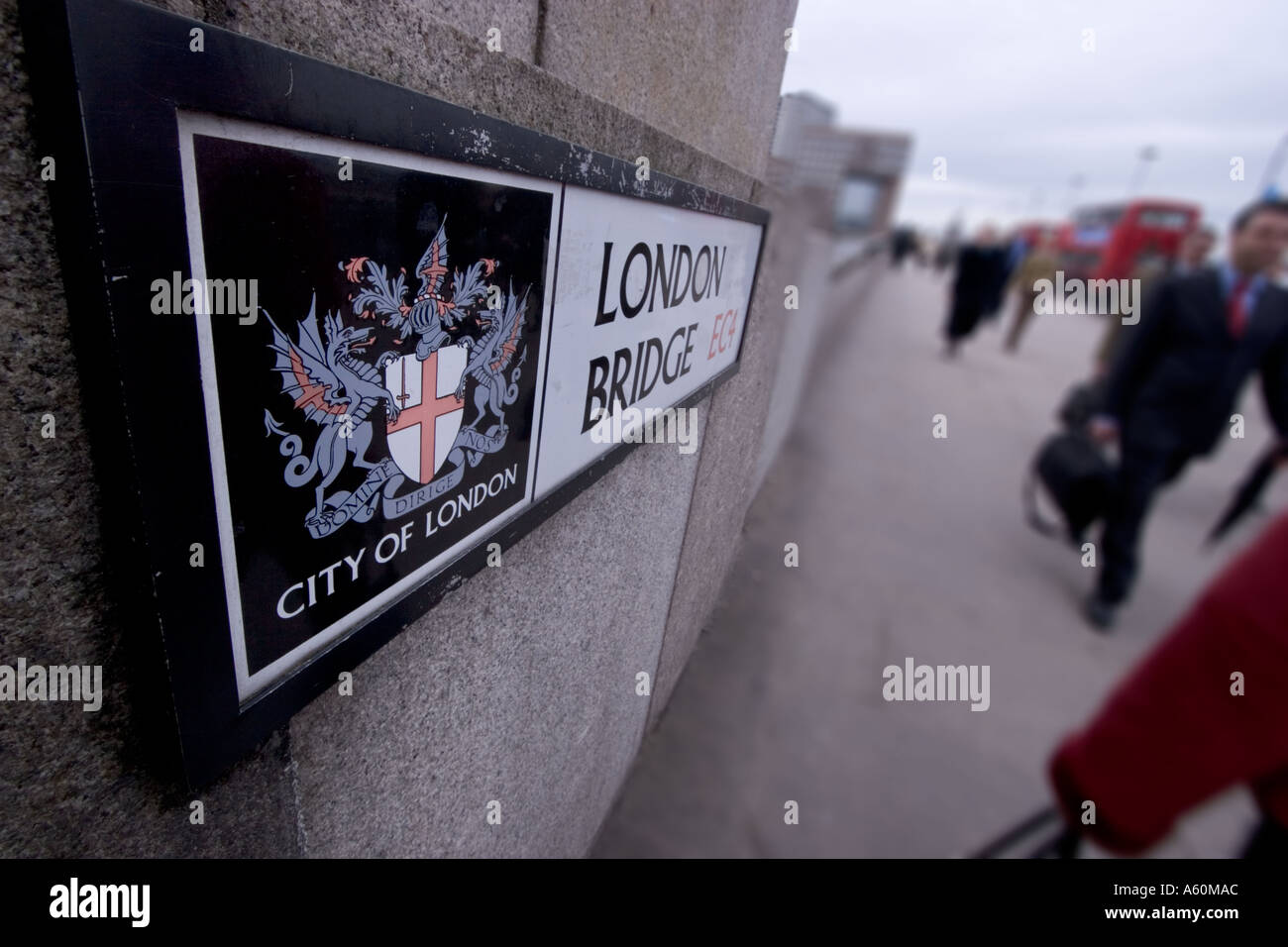 London Bridge Street segno con pedoni e il traffico e la Corporation of London digital signage Foto Stock