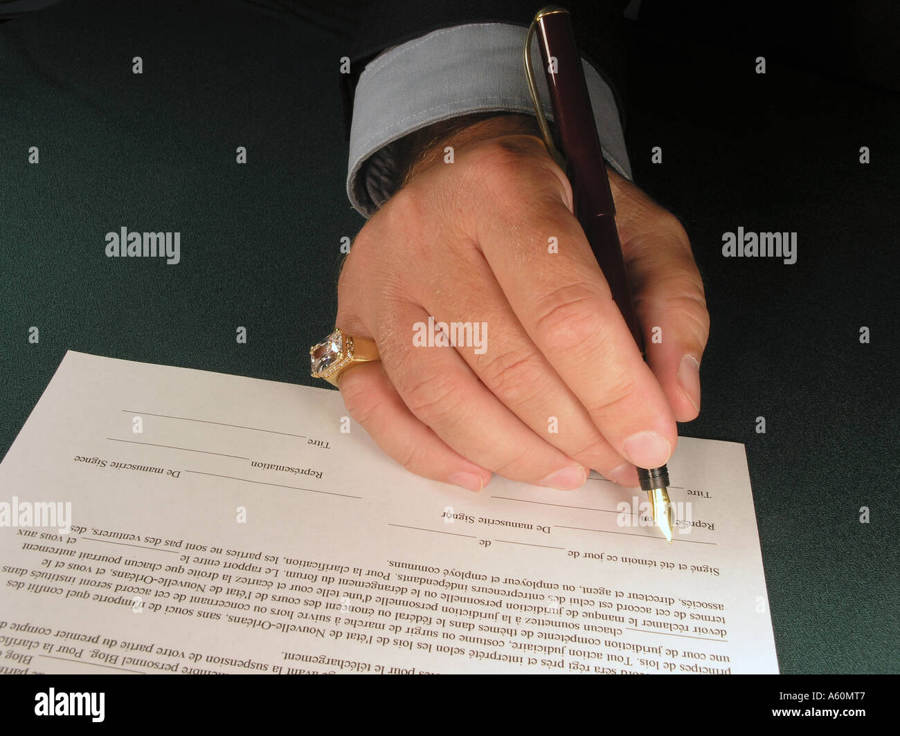Uomo ricco la firma di documenti legali (francese redazione, traduzione). Foto Stock