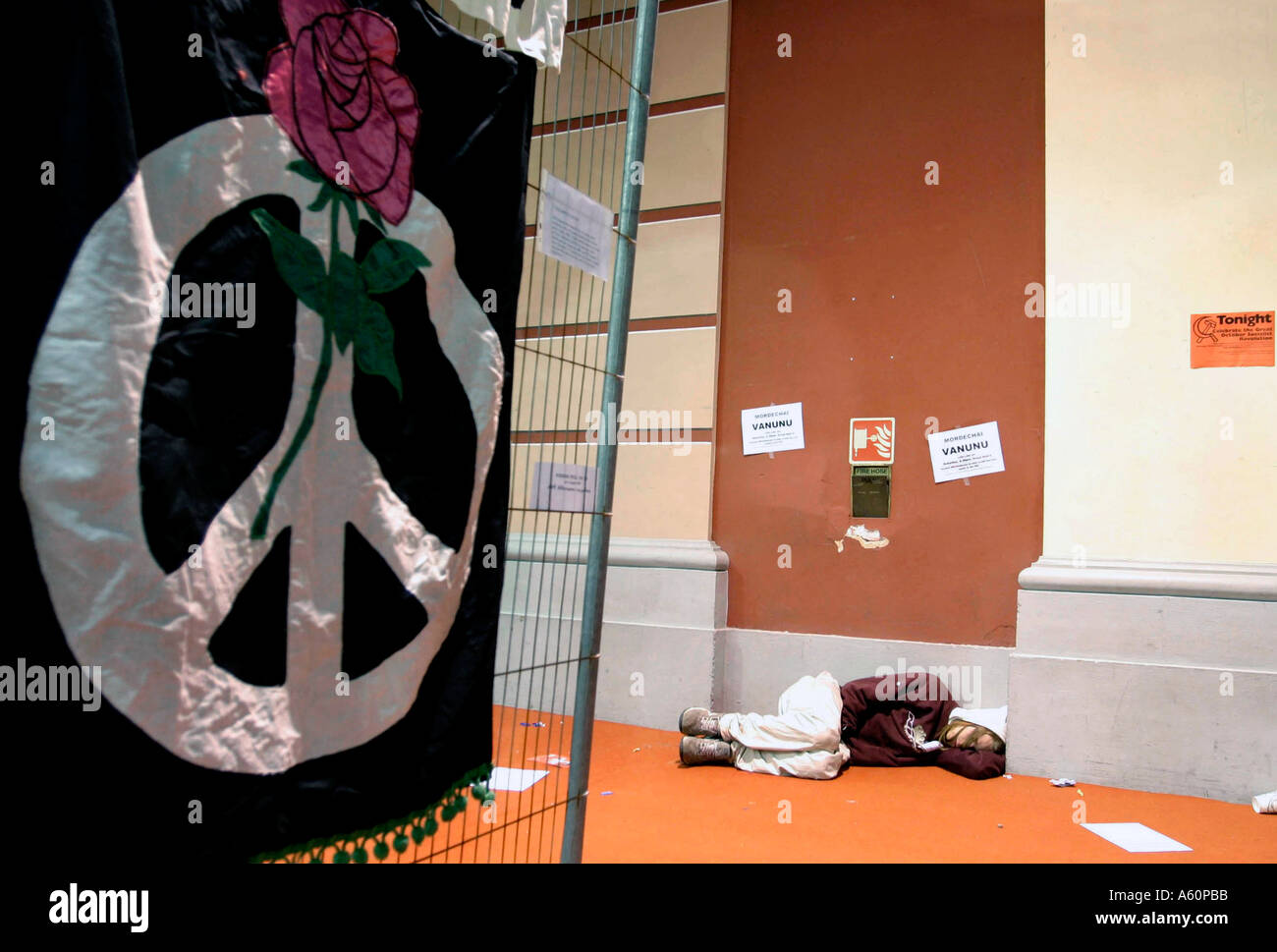 Ragazza addormentata al forum sociale europeo di Londra Foto Stock