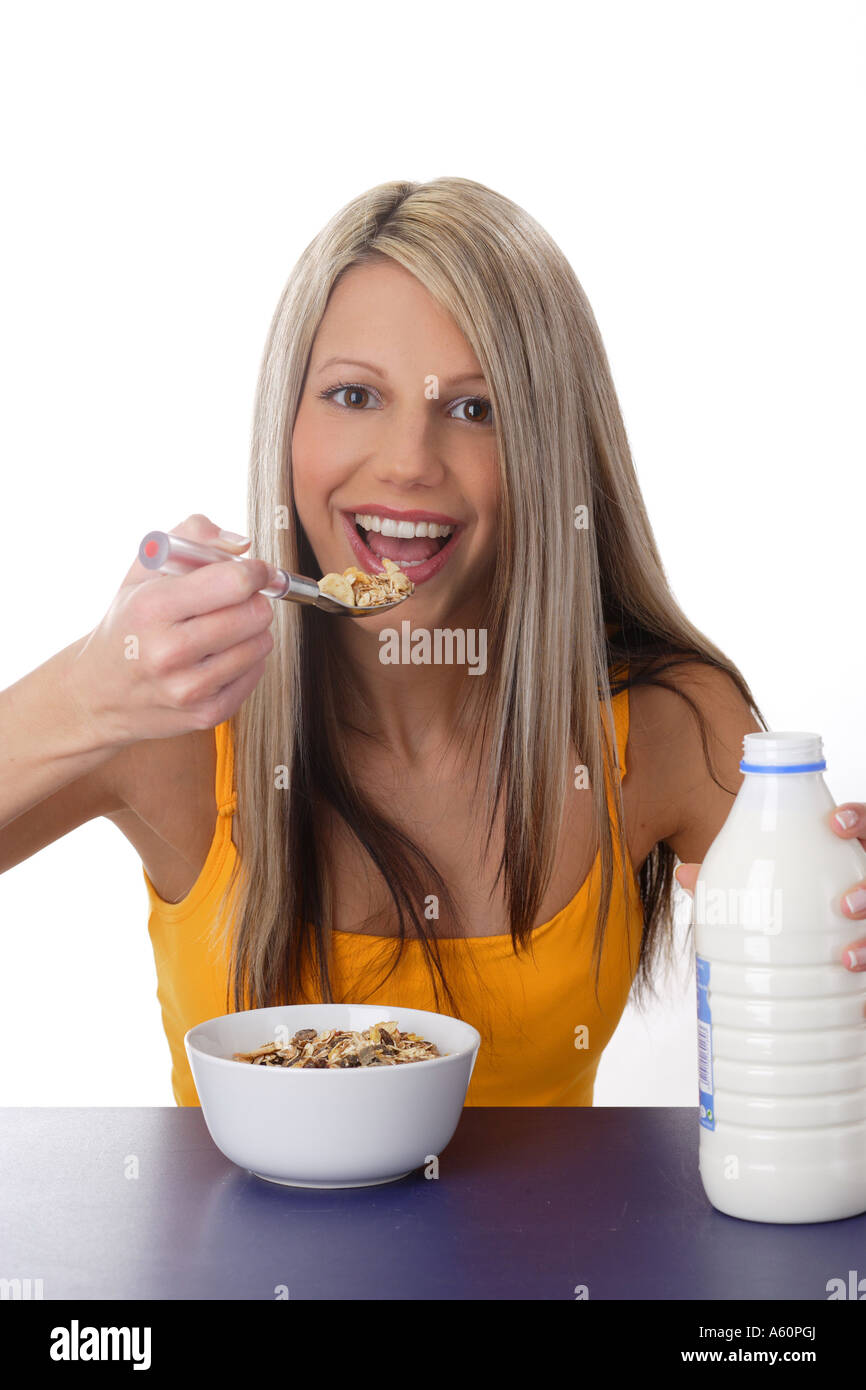 Giovane donna bionda mangiare cereali Foto Stock