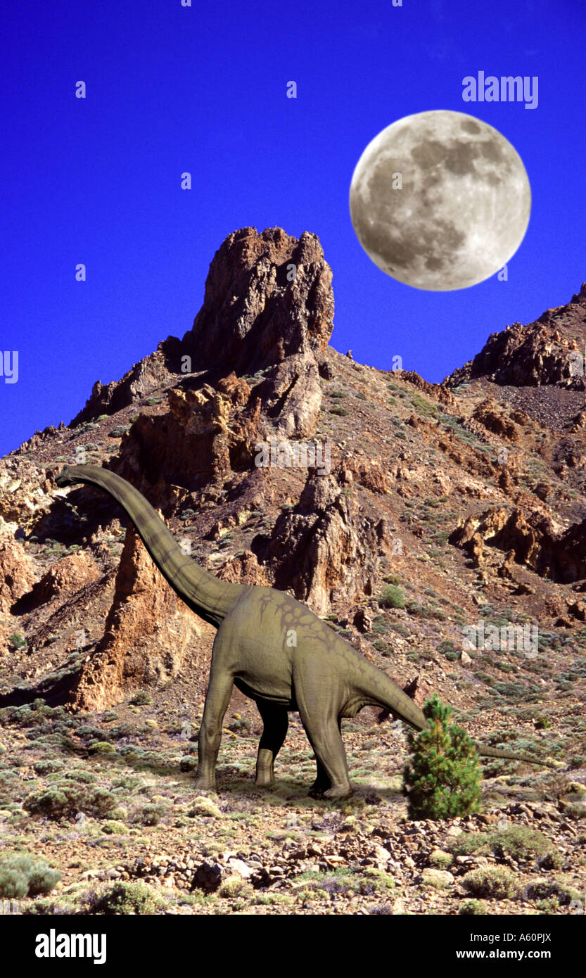 Brachiosaurus in volcanical paesaggio con luna piena Foto Stock
