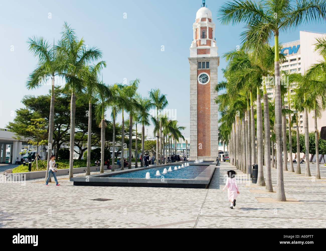 Hong Kong, Cina. La Vecchia Torre dell Orologio residuo coloniale in Tsim Sha Tsui waterfront promenade fine di Nathan Road, Kowloon Foto Stock