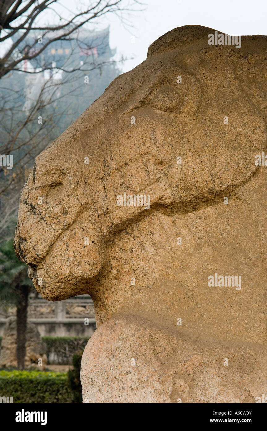 Mausoleo Maoling vicino a Xian, Provincia di Shaanxi, Cina. Antica scultura in pietra del cavallo al galoppo date dalla dinastia Han occidentali Foto Stock