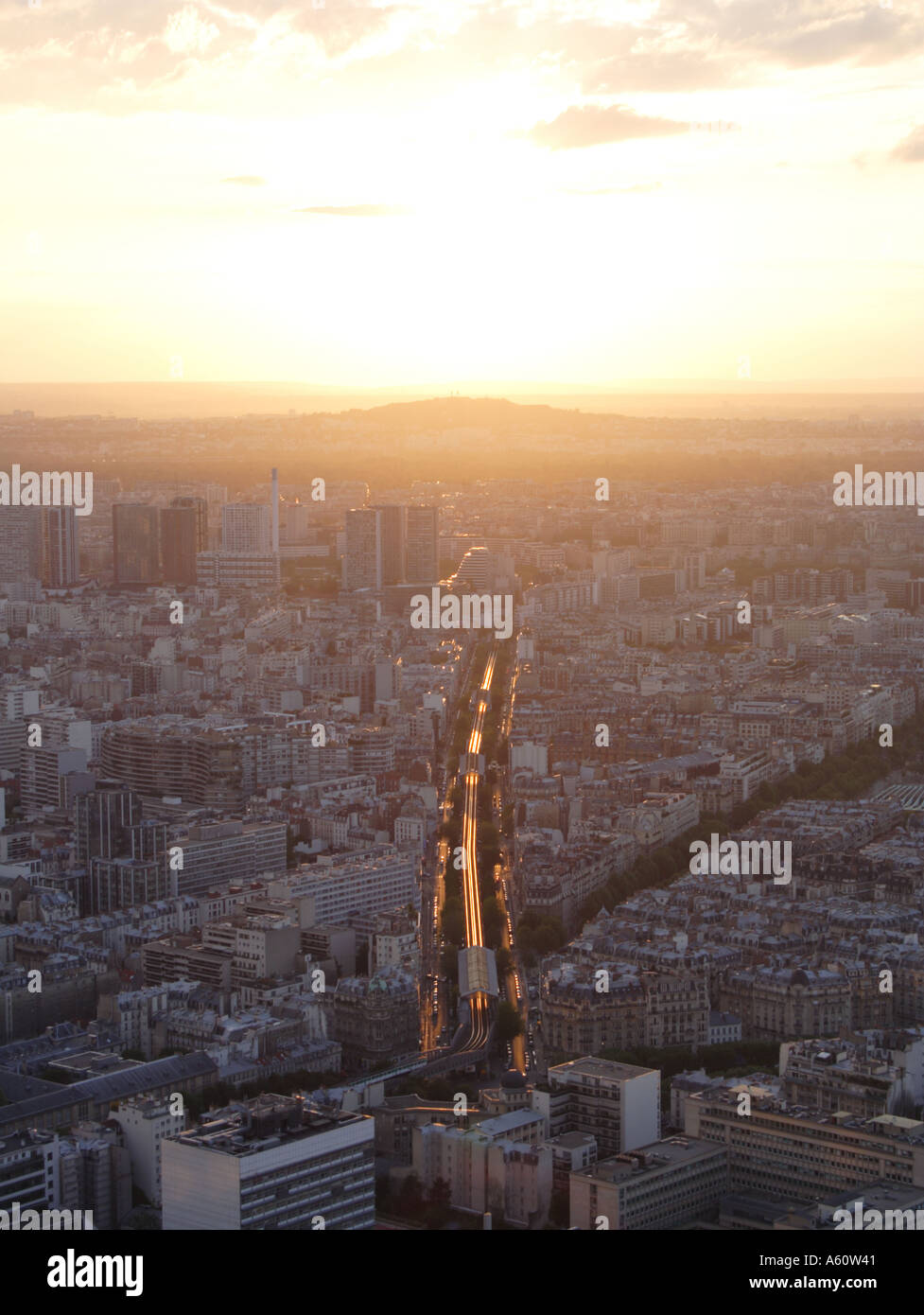 La linea verde della metropolitana 6 Charles de Gaulle Etoile di nazione qui visto sopra di terra sul Boulevard Montparnasse Pasteur di Parigi Foto Stock