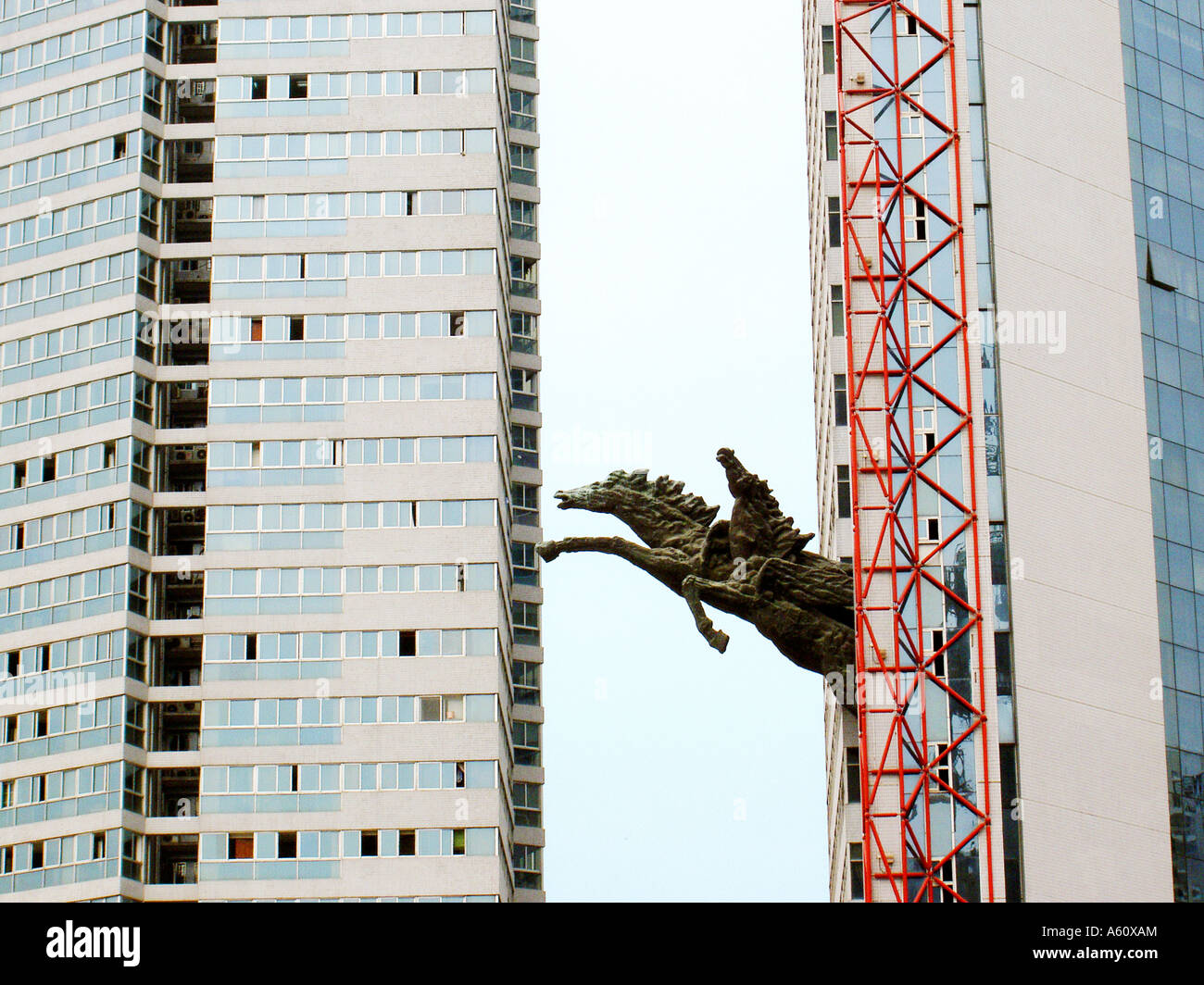 Alto edificio con cavallo scultura a Haiwang Plaza. Nanshan District della città di Shenzhen nella provincia di Guangdong, Cina Foto Stock