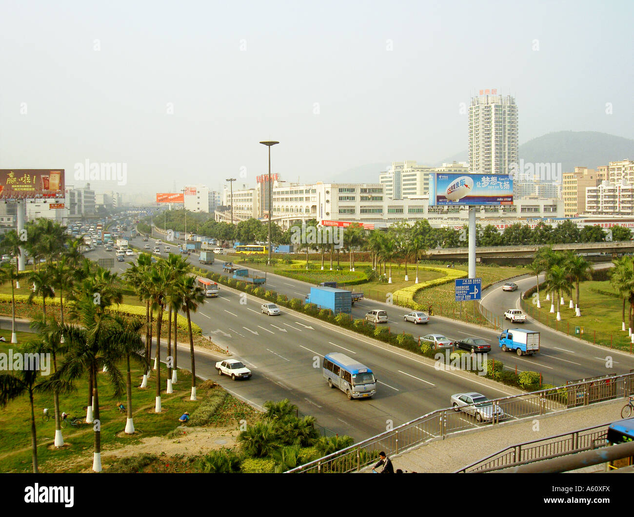 Città di Shenzhen, nella provincia di Guangdong, Cina. Strada strada urbana expressway intersezione di trasporto della rete di traffico Foto Stock