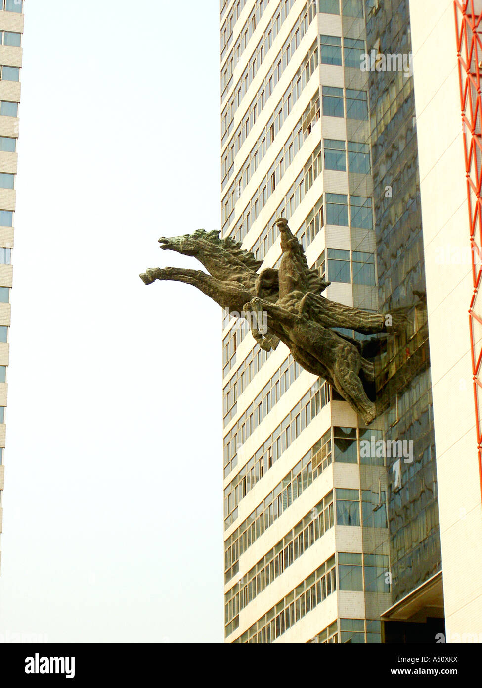 Alto edificio con cavallo scultura a Haiwang Plaza. Nanshan District della città di Shenzhen nella provincia di Guangdong, Cina Foto Stock