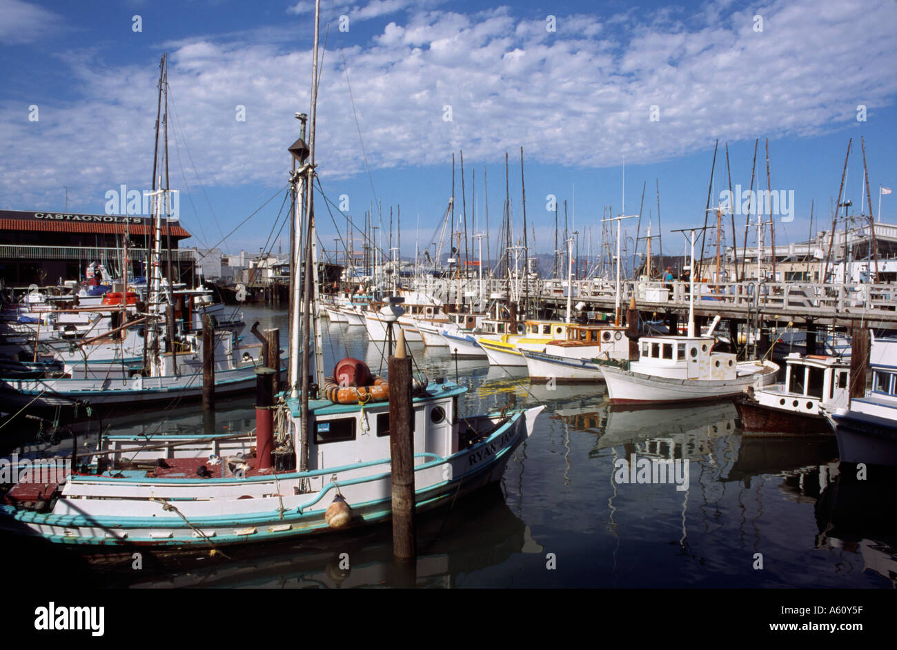 Tradizionali barche da pesca si riflette in alambicchi del porto di San Francisco. Foto Stock