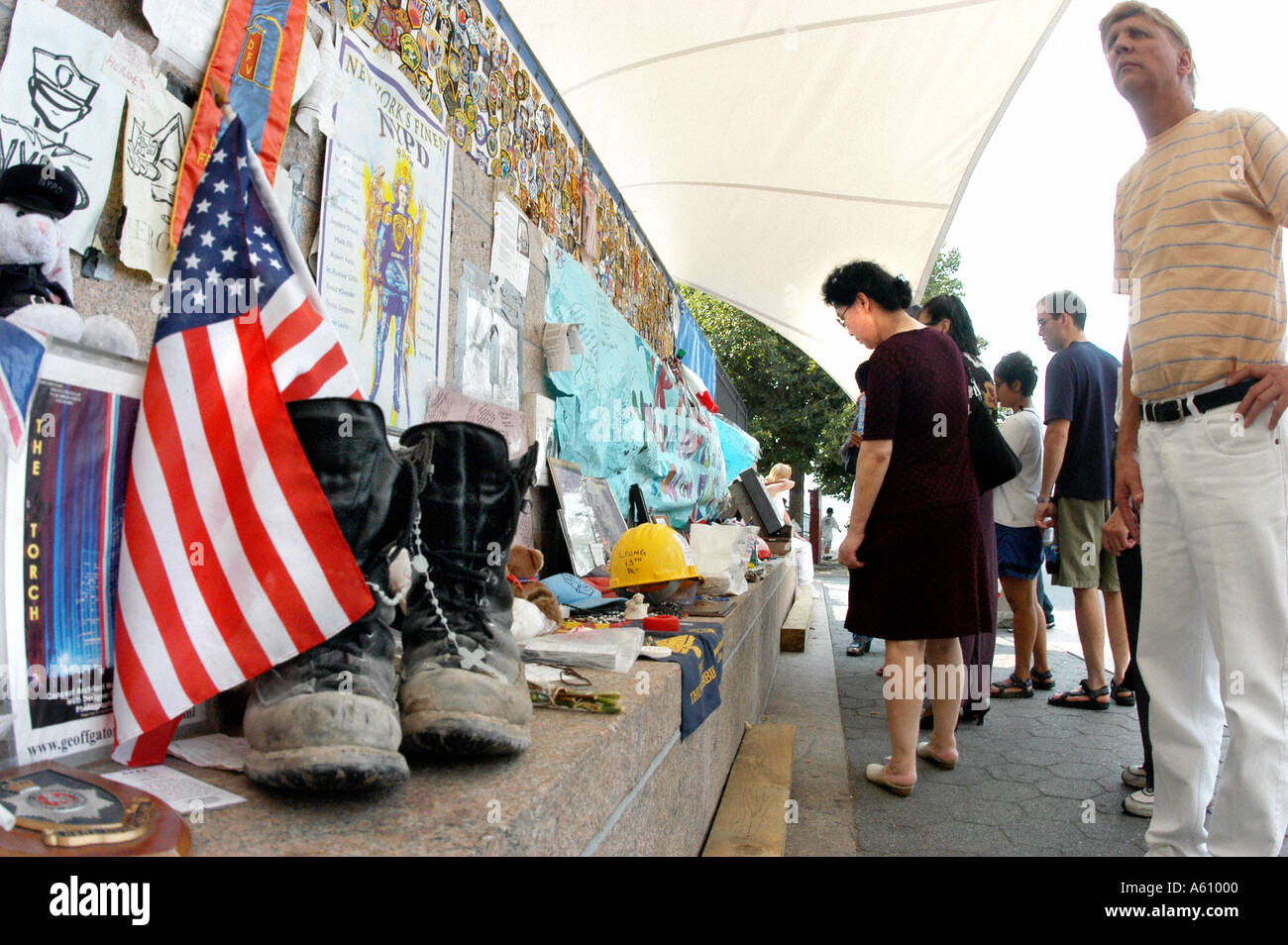 Persone in visita, NEW YORK, NY USA Monumento per 9/11 vittime di arte memoriale in 'Battery Park City' Bag Boots Foto Stock