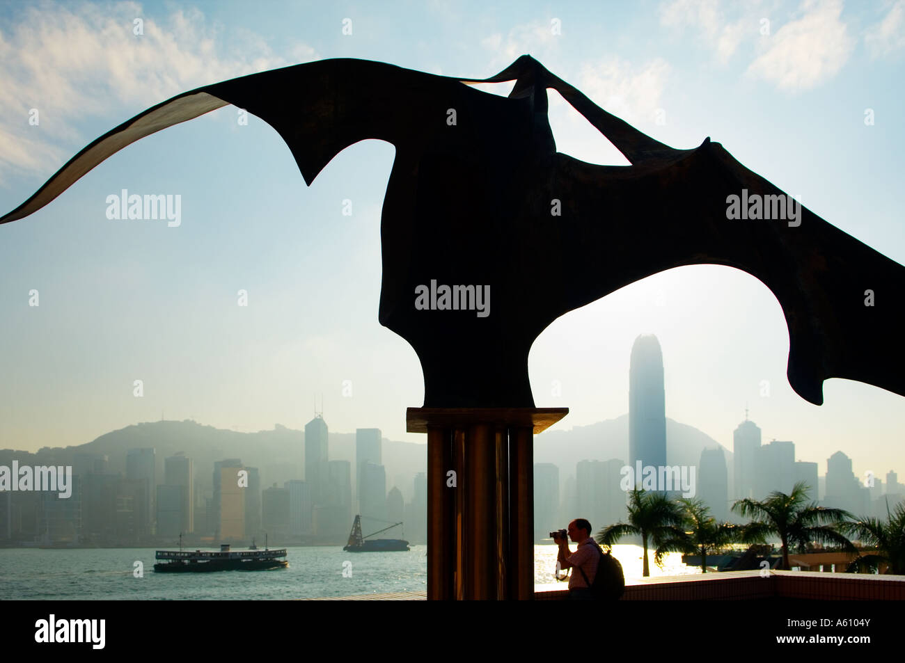 Isola di Hong Kong skyline di tutta Hong Kong Harbour dal Museo dell'Arte di Hong Kong a Kowloon Waterfront. La scultura in primo piano Foto Stock