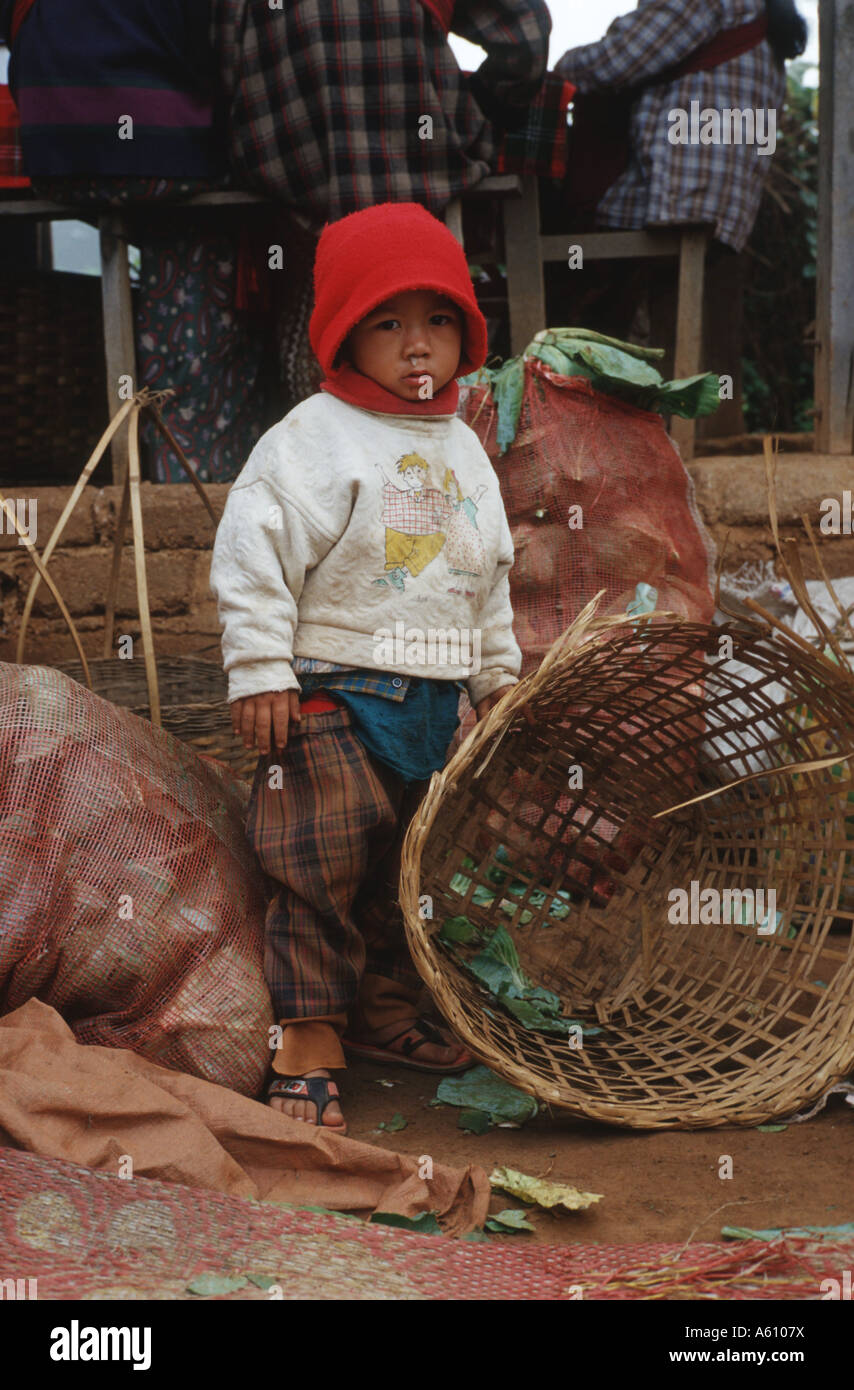 Ragazzo con un cestello, Birmania, Shan-Staat, Kalaw Foto Stock