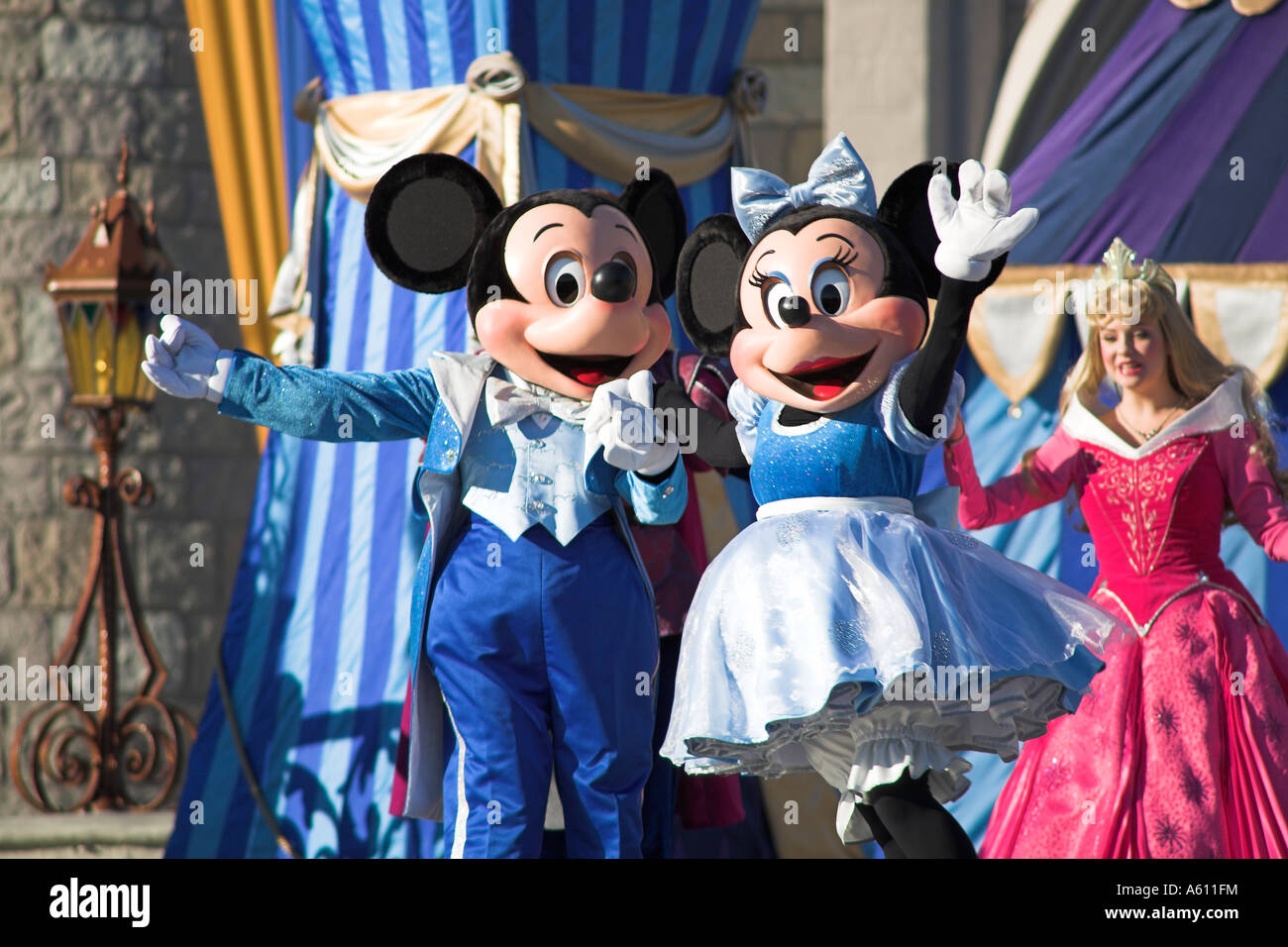Topolino e Minnie Mouse sul palco, il Magic Kingdom, Orlando, Florida, Stati Uniti d'America Foto Stock