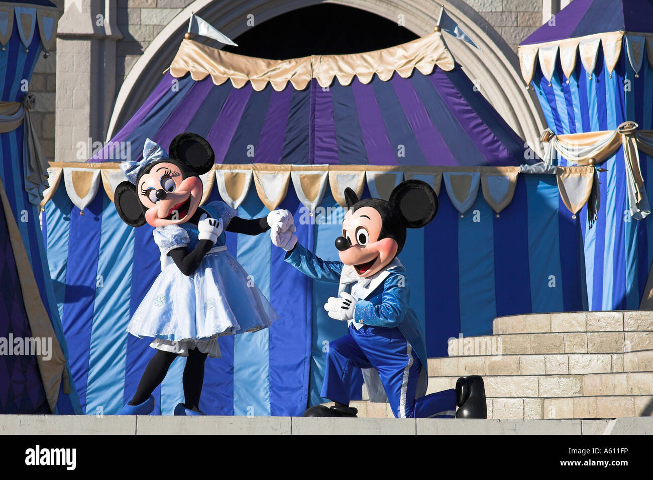 Topolino e Minnie Mouse sul palco, il Magic Kingdom, Orlando, Florida, Stati Uniti d'America Foto Stock