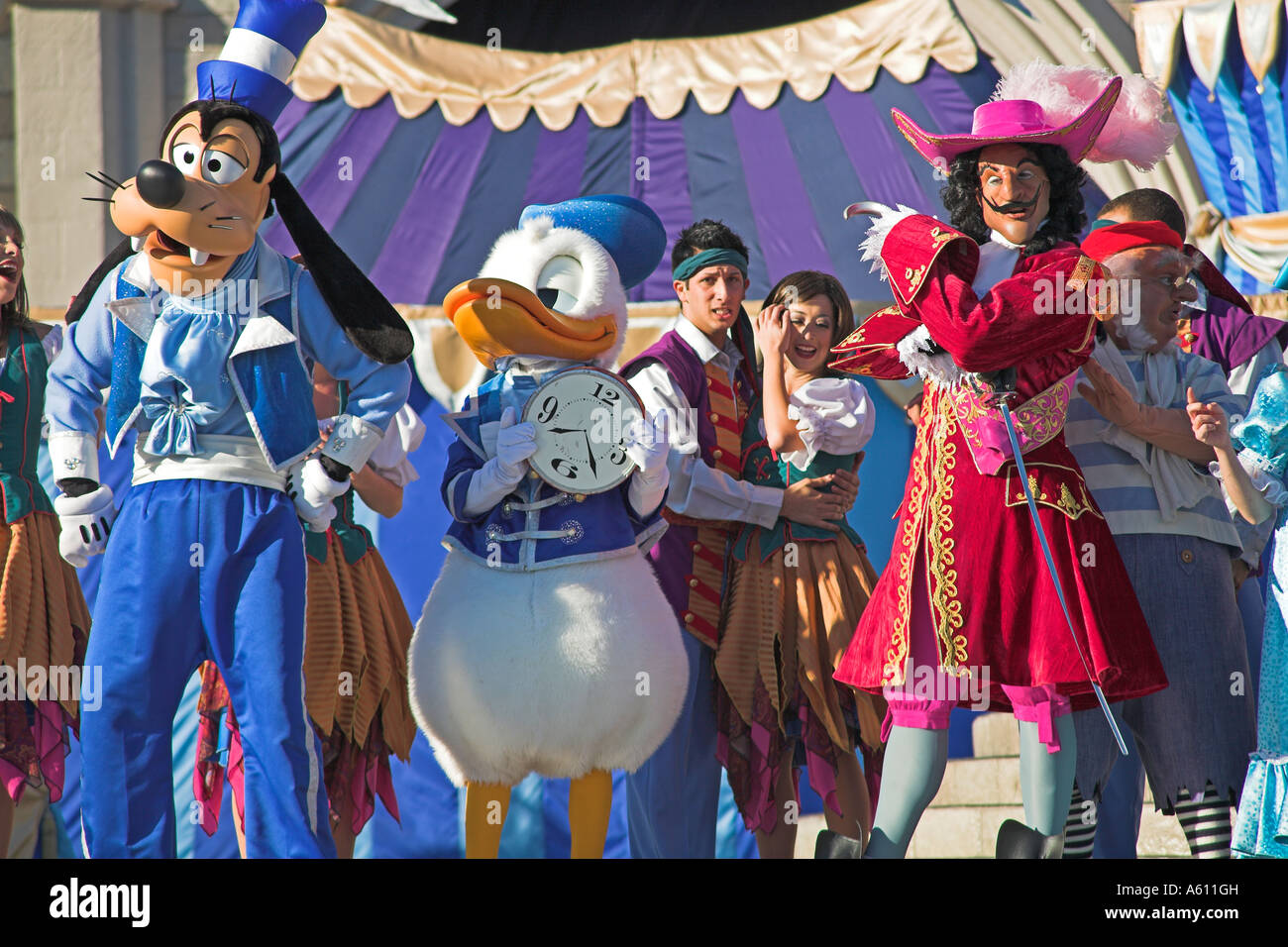 Goofy, Donald Duck e Capitan Uncino sul palco, il Magic Kingdom, Orlando, Florida, Stati Uniti d'America Foto Stock