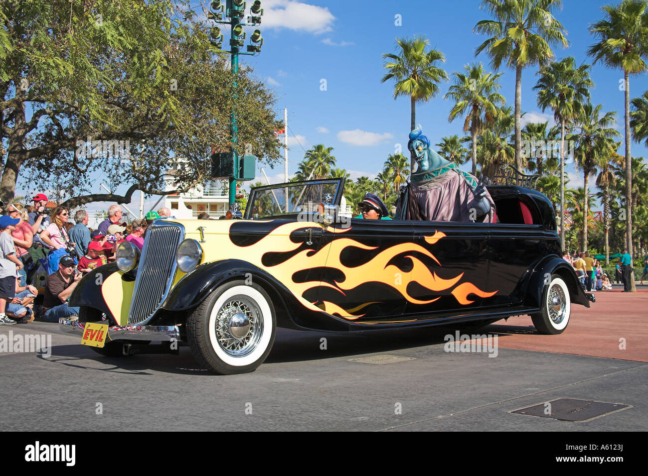 Carattere nel male auto, Disney stelle e l'Automobile Parade, Disney MGM Studios, Orlando, Florida, Stati Uniti d'America Foto Stock