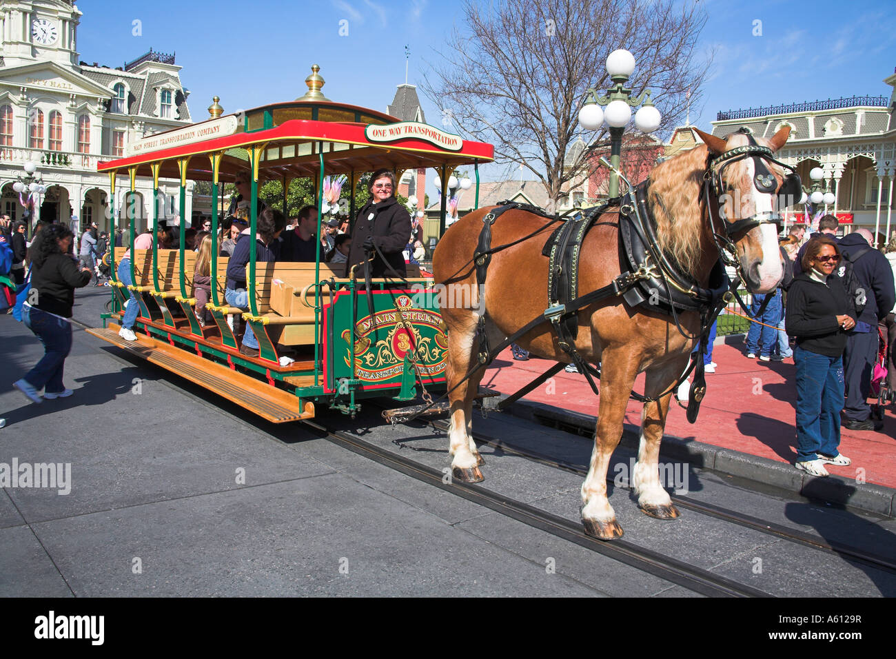 Cavallo tirando il carrello in via principale, il Regno Magico di Disney World, a Orlando, Florida, Stati Uniti d'America Foto Stock