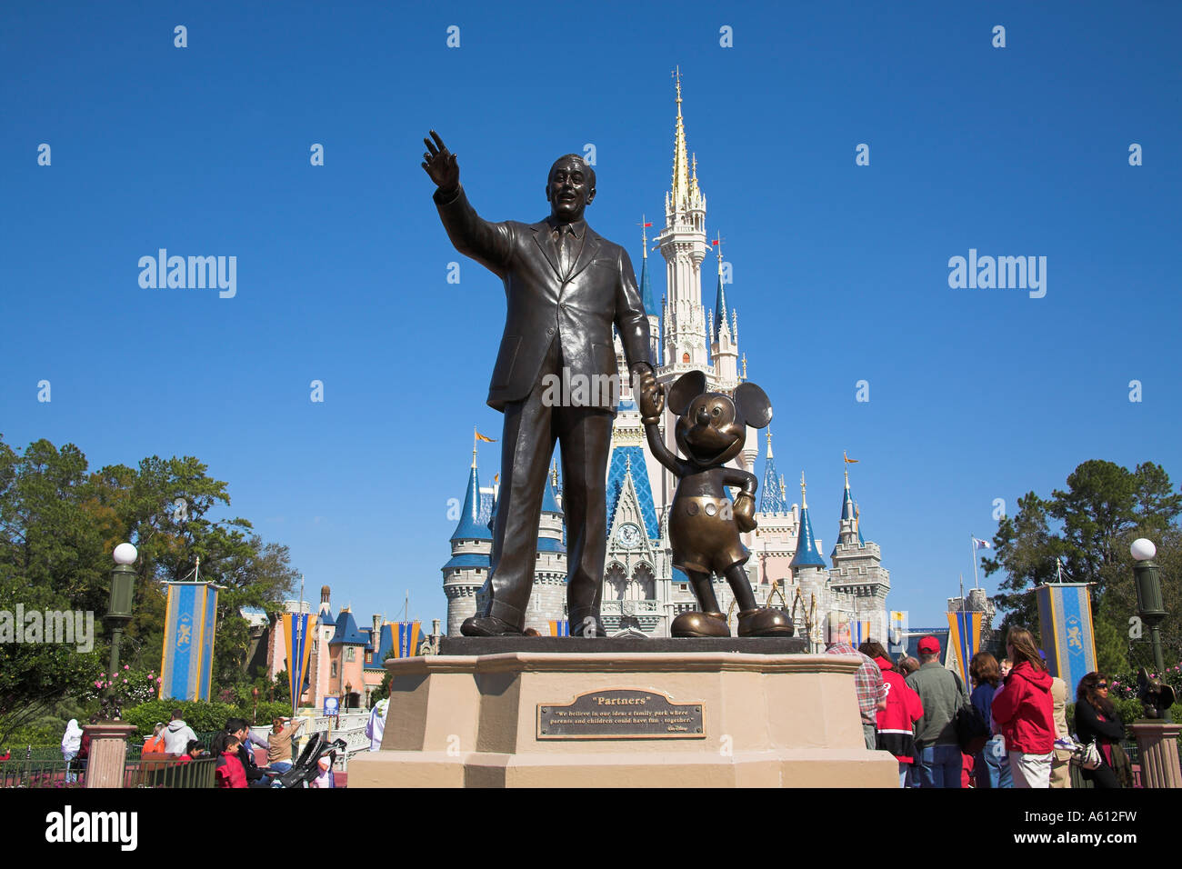 Walt Disney e Mickey Mouse Partner statua e il Castello di Cenerentola, il Regno Magico di Disney World, a Orlando, Florida, Stati Uniti d'America Foto Stock
