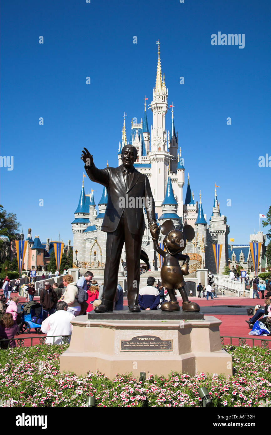 Walt Disney e Mickey Mouse Partner statua e il Castello di Cenerentola, il Regno Magico di Disney World, a Orlando, Florida, Stati Uniti d'America Foto Stock