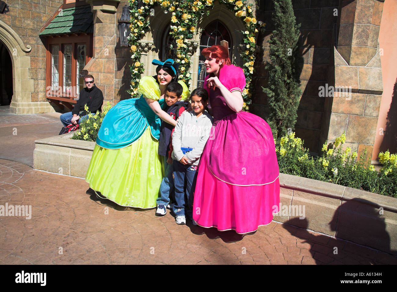 Cinderella brutto sorelle in posa con i bambini, il Regno Magico di Disney World, a Orlando, Florida, Stati Uniti d'America Foto Stock