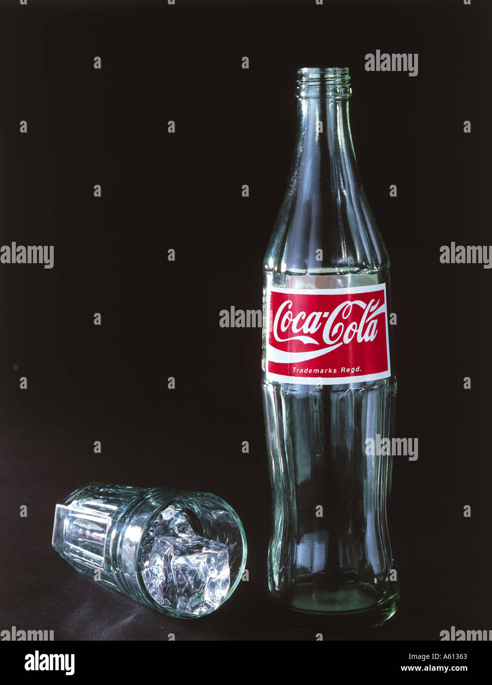 Bottiglia di classic Coca Cola con un vetro e ghiaccio Foto stock - Alamy