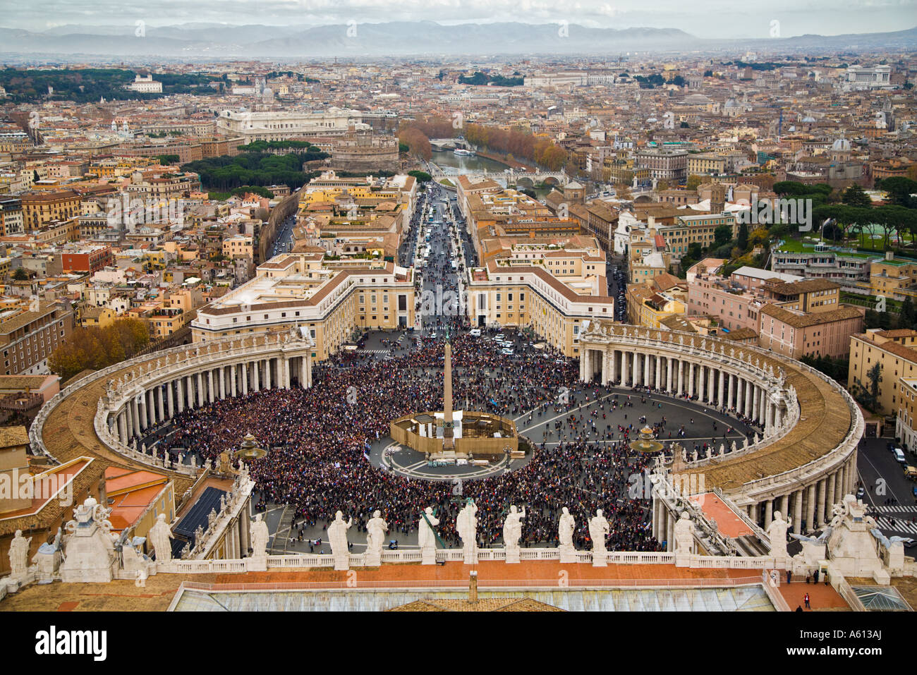 Fedeli convenuti in Piazza San Pietro per la domenica mattina il culto con il Papa Città del Vaticano Roma Italia Foto Stock