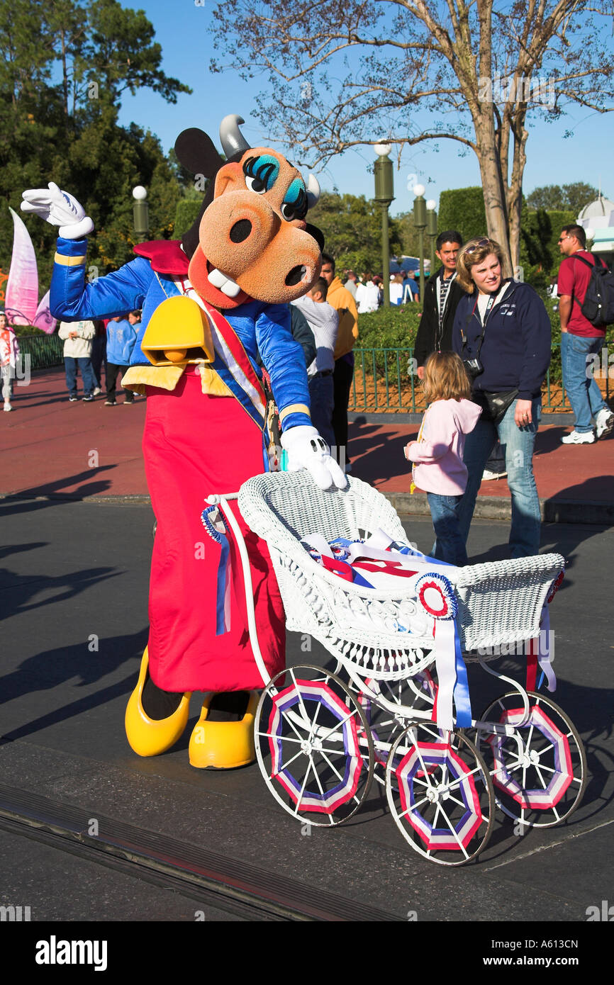 Clarabella, Main Street e per il divertimento di tutta la famiglia parata del giorno, il Regno Magico di Disney World, a Orlando, Florida, Stati Uniti d'America Foto Stock