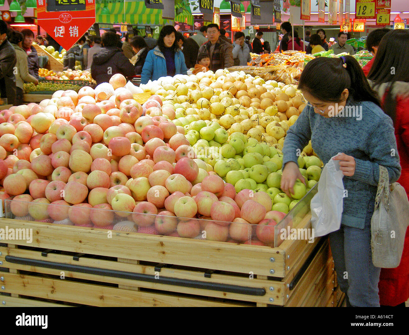 Supermercato cinese hypermarket store nella città di Jinan, provincia di Shandong, Cina. I clienti che acquistano prodotti locali mele frutta. Foto Stock Supermercato cinese hypermarket store nella città di Jinan, provincia di Shandong, Cina. I clienti che acquistano prodotti locali mele frutta. Foto Stock