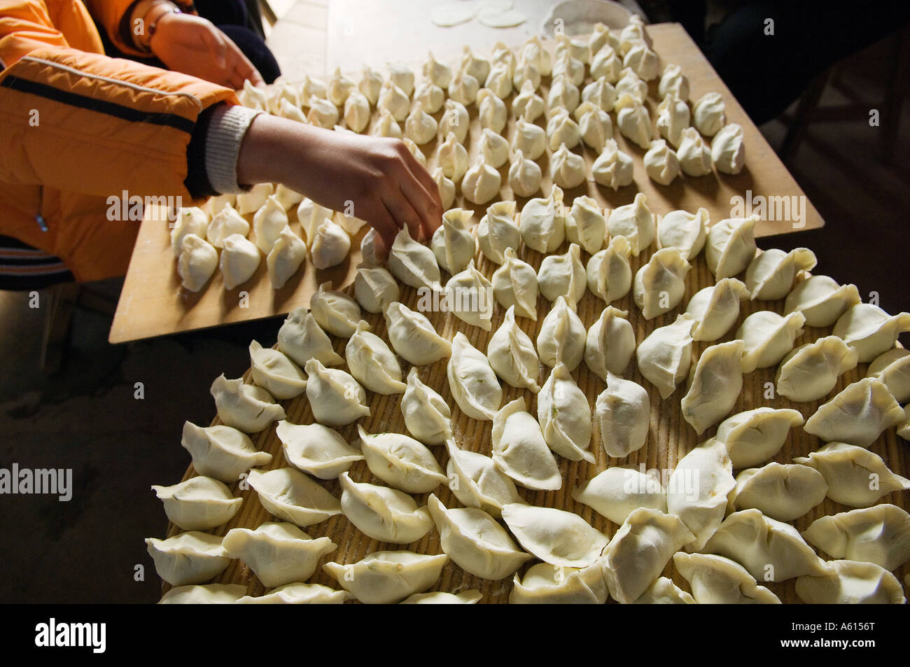 Rendendo tradizionale dim sum gnocchi Cinesi in agriturismo cucina, Provincia di Shandong, Cina Foto Stock