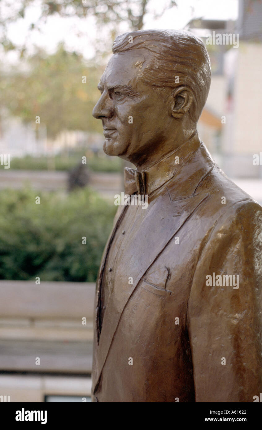 Statua dell'attore cinematografico di Hollywood Cary Grant in Millennium Square, Bristol Foto Stock