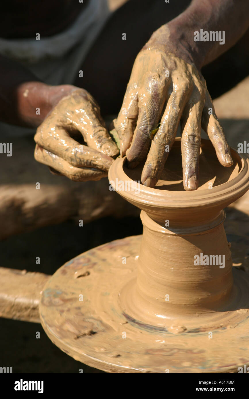 Potters mani abilmente ruotando una pentola di creta in un villaggio tribale , Orissa,l'India Foto Stock