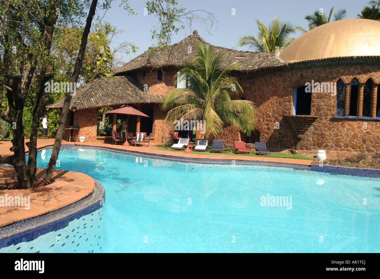 Spettacolare area piscina nel designer Nilaya Hermitage boutique hotel in Goa in India Foto Stock