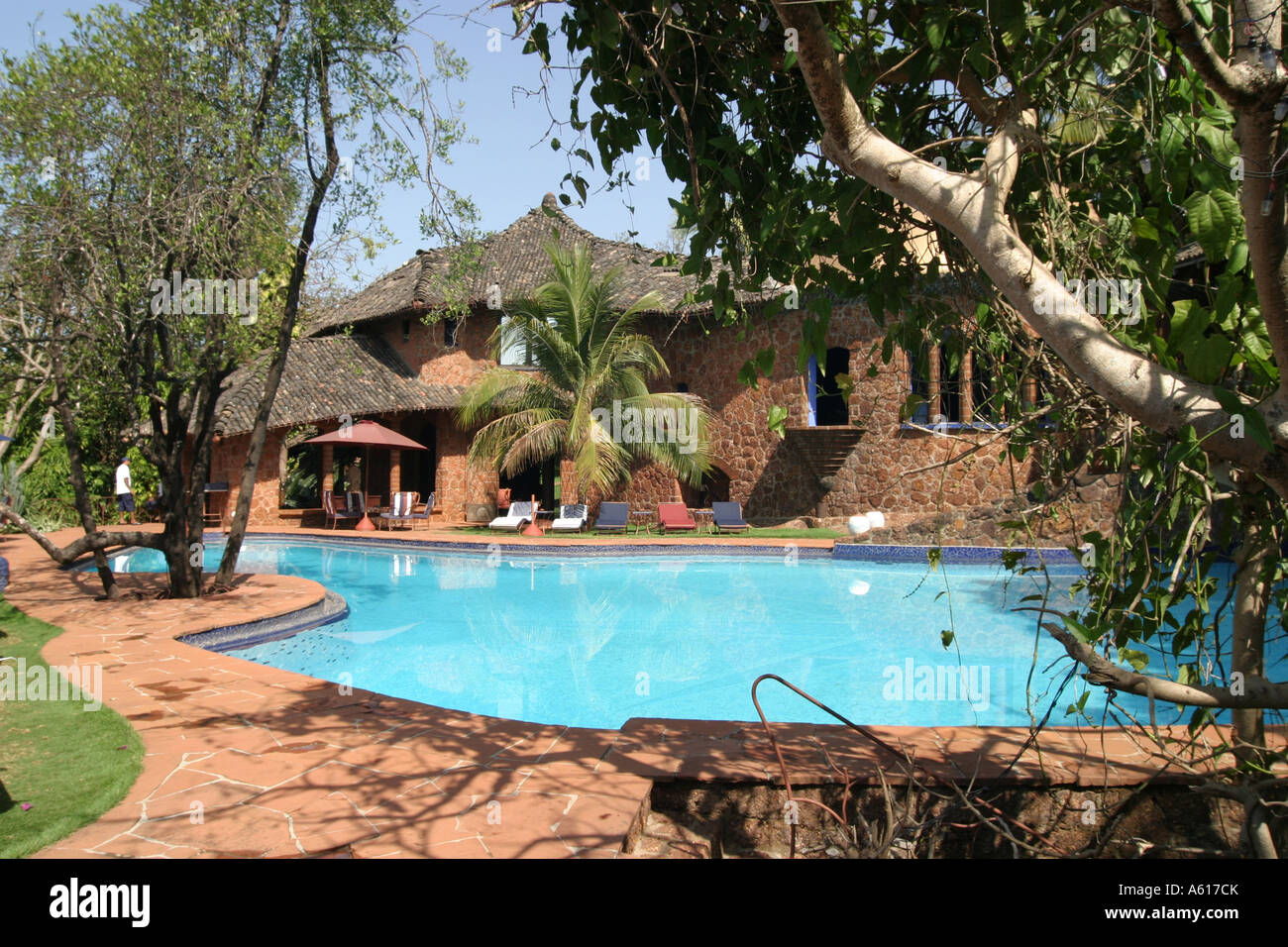Spettacolare area piscina nel designer Nilaya Hermitage boutique hotel in Goa in India Foto Stock