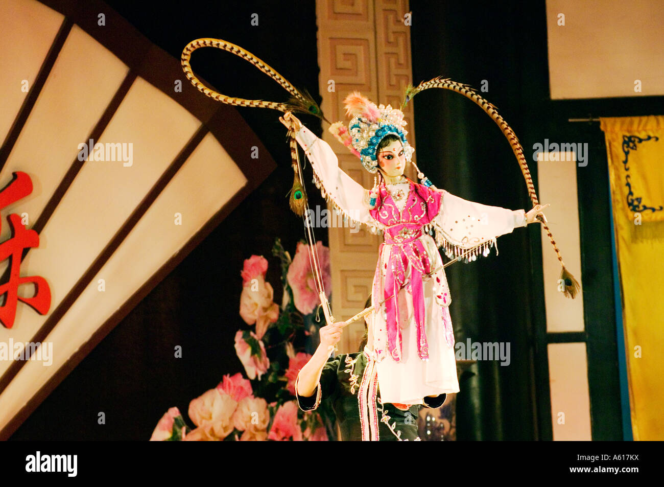 In costume tradizionale gioco dei burattini performance sul palco del teatro di Wu Hou Santuario a Chengdu nella provincia di Sichuan, in Cina Foto Stock
