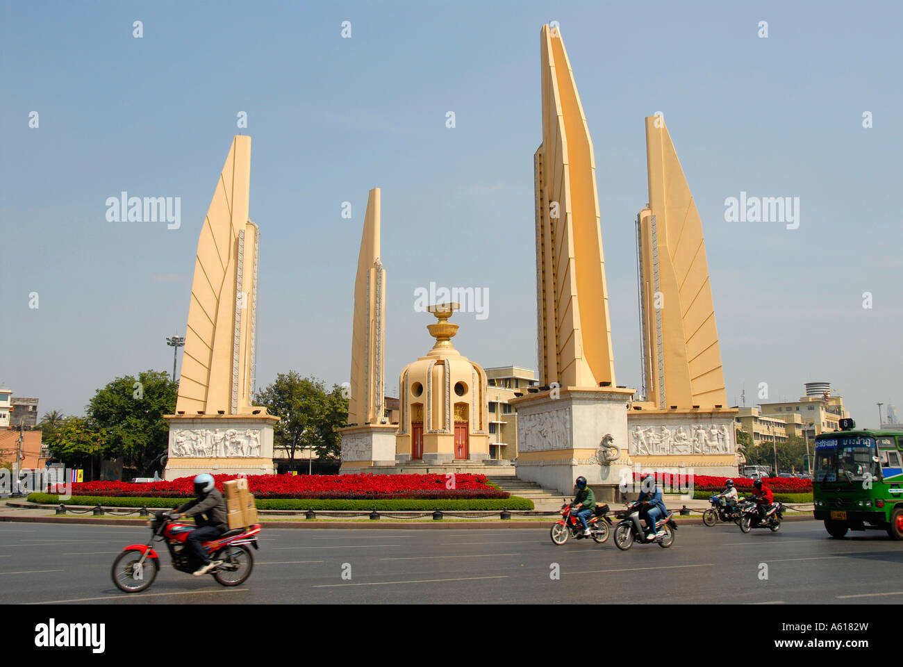 La democrazia un monumento con il traffico di Bangkok in Thailandia Foto Stock